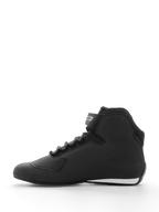 Sapato Alpinestars Sektor, sapato de motociclismo, preto, vista de perfil lateral, com parte superior em microfibra, painéis no tornozelo com textura em favo de mel, sistema de atacadores rápidos, tira no tornozelo com logótipo e um detalhe branco no calcanhar, concebido para condução em estrada e desportiva