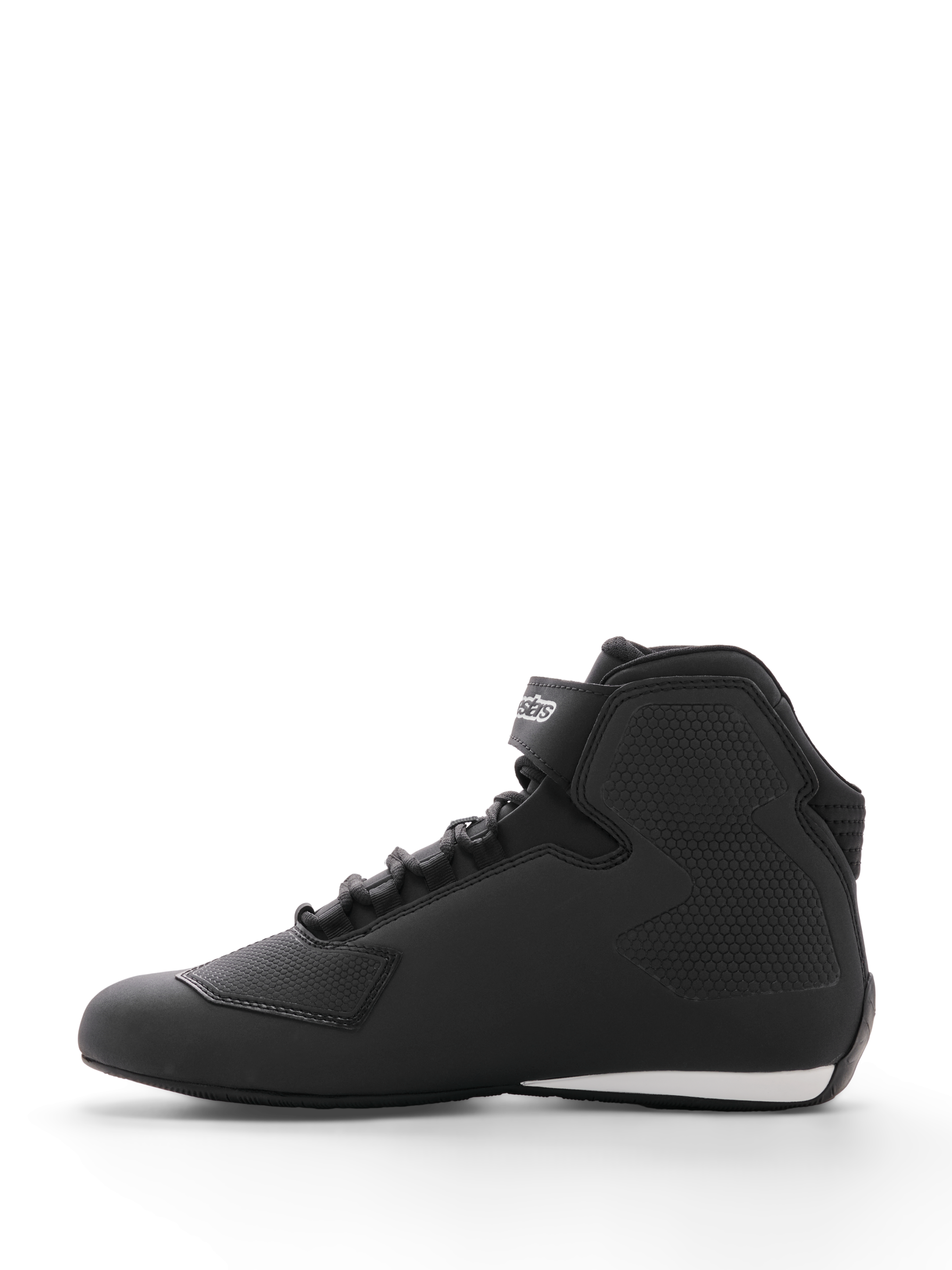 Sapato Alpinestars Sektor, sapato de motociclismo, preto, vista de perfil lateral, com parte superior em microfibra, painéis no tornozelo com textura em favo de mel, sistema de atacadores rápidos, tira no tornozelo com logótipo e um detalhe branco no calcanhar, concebido para condução em estrada e desportiva