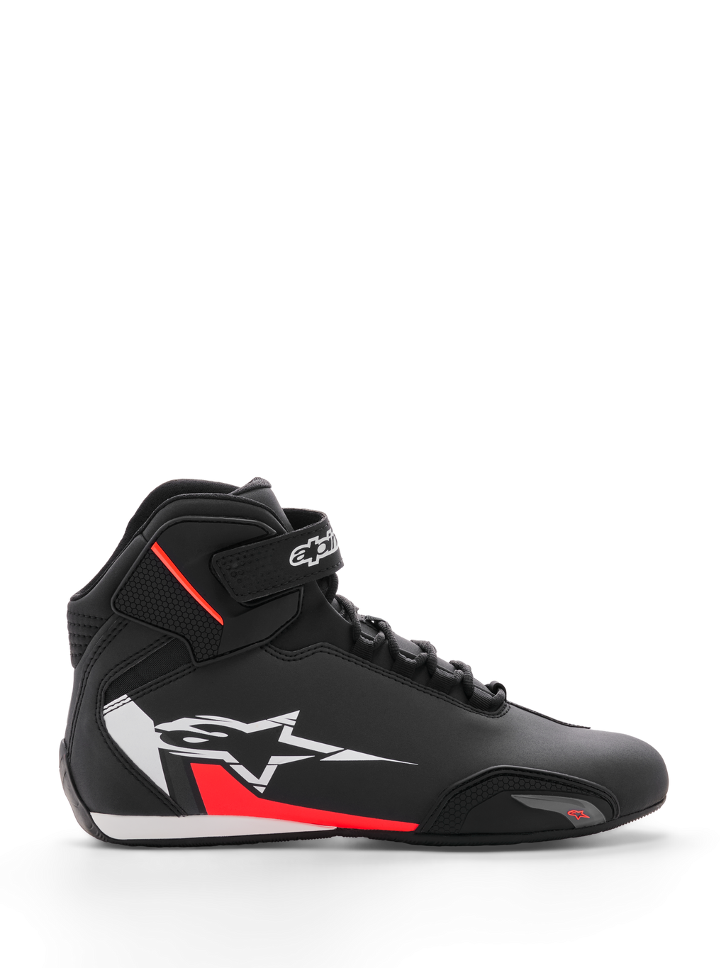 Alpinestars Sektor Shoe, sapatos de motociclismo, preto, branco e vermelho fluo, design de cano alto com atacadores rápidos e tira no tornozelo, logótipo de estrela branca grande na lateral com detalhes vermelhos, parte superior em microfibra com biqueira reforçada, perfil elegante inspirado nas corridas