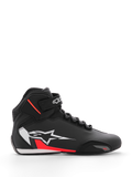 Alpinestars Sektor Shoe, sapatos de motociclismo, preto, branco e vermelho fluo, design de cano alto com atacadores rápidos e tira no tornozelo, logótipo de estrela branca grande na lateral com detalhes vermelhos, parte superior em microfibra com biqueira reforçada, perfil elegante inspirado nas corridas