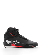 Alpinestars Sektor Shoe, sapatos de motociclismo, preto, branco e vermelho fluo, design de cano alto com atacadores rápidos e tira no tornozelo, logótipo de estrela branca grande na lateral com detalhes vermelhos, parte superior em microfibra com biqueira reforçada, perfil elegante inspirado nas corridas