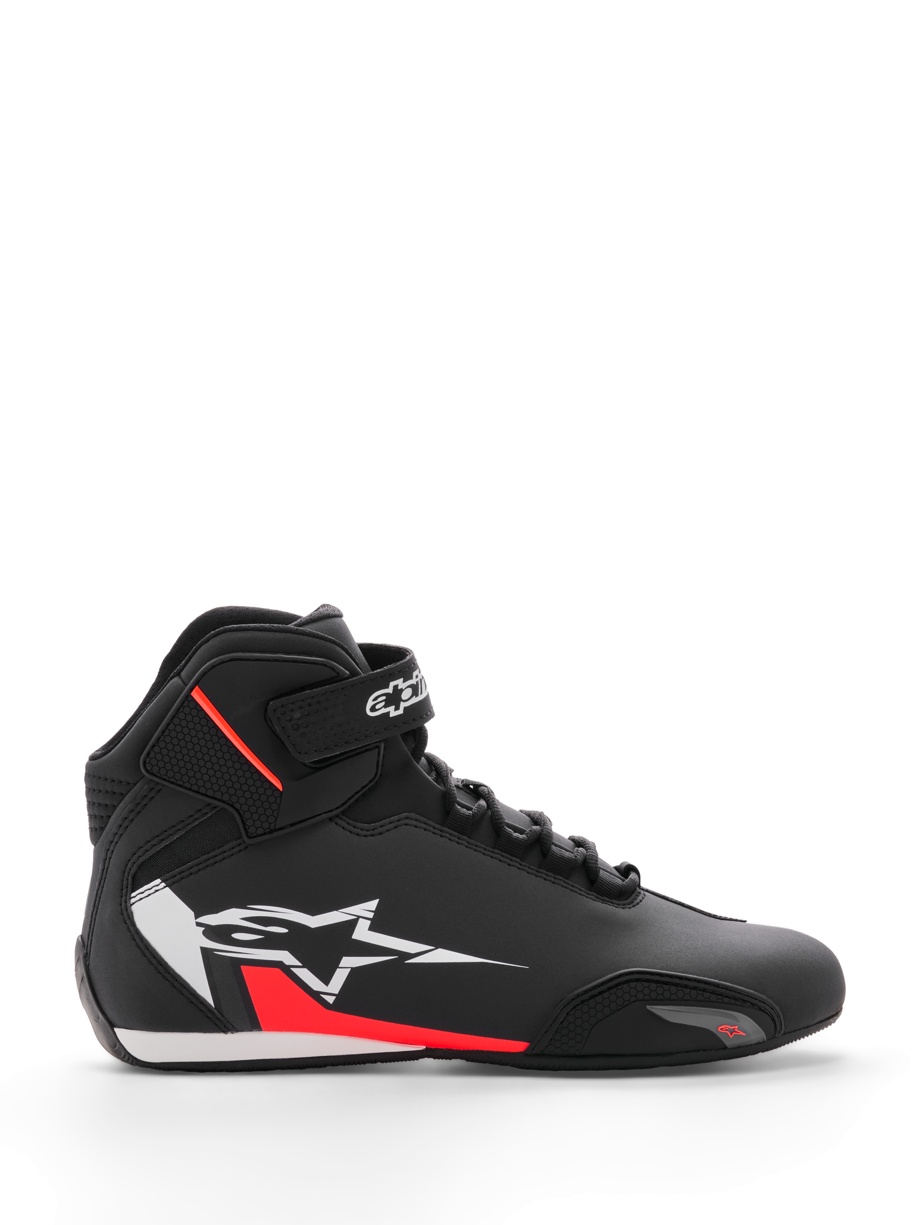 Alpinestars Sektor Shoe, sapatos de motociclismo, preto, branco e vermelho fluo, design de cano alto com atacadores rápidos e tira no tornozelo, logótipo de estrela branca grande na lateral com detalhes vermelhos, parte superior em microfibra com biqueira reforçada, perfil elegante inspirado nas corridas