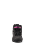 Alpinestars Stella Sektor Shoes Femininos, sapatos de motociclismo, pretos e fúcsia, vista frontal, com construção em microfibra, atacadores pretos e logótipo fúcsia na tira do tornozelo, design elegante de inspiração desportiva.