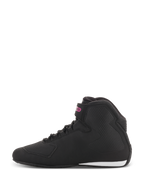 Alpinestars Women Stella Sektor Shoes, sapatos de motociclismo, preto e fúcsia, perfil lateral com parte superior em microfibra preta, logótipo cor-de-rosa na tira do tornozelo e detalhe branco no calcanhar