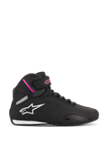 Sapatilhas Alpinestars Stella Sektor para Mulher, sapatilhas de motociclismo de cano alto em preto e fúcsia, logótipo de estrela branco, detalhes cor-de-rosa na tira do tornozelo, atacadores pretos, sola branca e preta, construção leve em microfibra