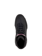 Alpinestars Stella Sektor Femininos, sapatos de motociclismo, preto e fúcsia, vista superior mostrando o sistema de laço rápido e marca em fúcsia na tira do tornozelo, construção em microfibra leve com perfil desportivo elegante