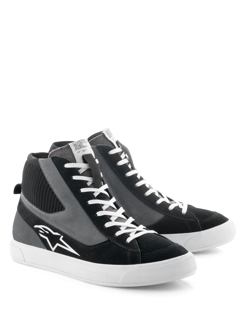 Alpinestars Stated Shoes, sapatos de condução para motociclismo, pretos, cinzentos e brancos, design de cano alto inspirado no estilo skate retro com atacadores brancos e sola de borracha vulcanizada, com o logótipo da Alpinestars na lateral e uma mistura de materiais em camurça e lona.