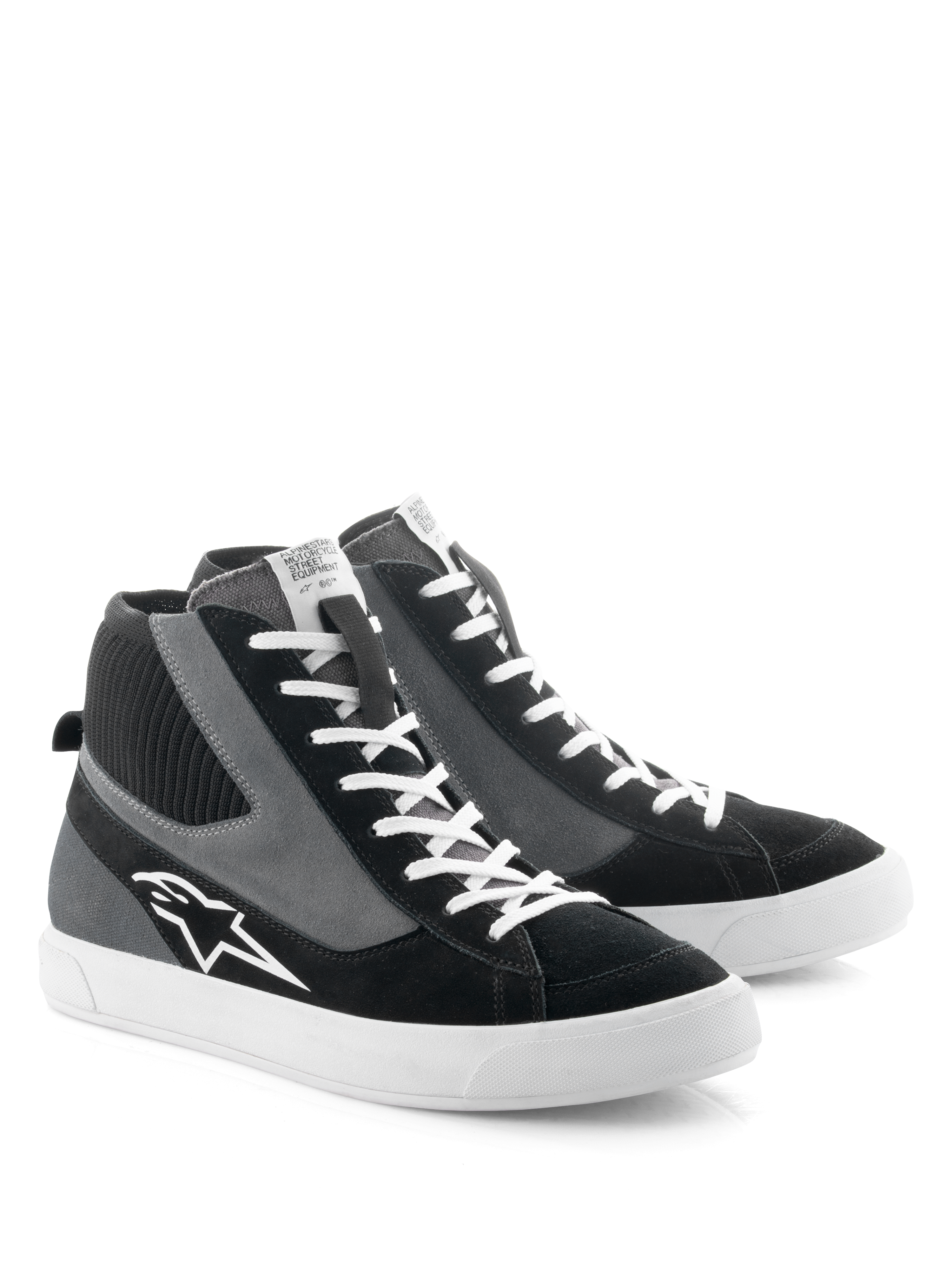 Alpinestars Stated Shoes, sapatos de condução para motociclismo, pretos, cinzentos e brancos, design de cano alto inspirado no estilo skate retro com atacadores brancos e sola de borracha vulcanizada, com o logótipo da Alpinestars na lateral e uma mistura de materiais em camurça e lona.
