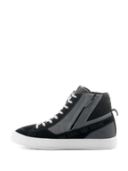 Sapatos Alpinestars Stated, sapatos de motociclismo urbanos em preto, cinzento e branco, perfil lateral com design de sapatilha de cano alto, fecho de correr lateral, sola vulcanizada branca e o texto "ONE GOAL. ONE VISION"