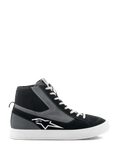Alpinestars Stated Shoes, sapatos de motociclismo de cano alto, pretos, cinzentos e brancos, com logótipo de estrela branco, sola de borracha vulcanizada branca, colarinho do tornozelo em malha canelada e atacadores brancos, estilo urbano