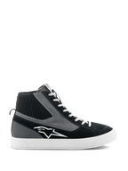 Alpinestars Stated Shoes, sapatos de motociclismo de cano alto, pretos, cinzentos e brancos, com logótipo de estrela branco, sola de borracha vulcanizada branca, colarinho do tornozelo em malha canelada e atacadores brancos, estilo urbano