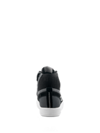 Alpinestars Stated Shoes, sapatos urbanos para motociclismo, Preto, Cinzento e Branco, vista traseira apresentando sola vulcanizada branca, parte superior em camurça cinzenta e lona, colarinho do tornozelo em malha tricotada preta com marca 'AST63' e costura vertical em ziguezague branca no calcanhar.