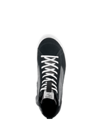 Sapatos Alpinestars Stated, vista superior de ténis de motociclismo em preto, cinzento e branco, com atacadores brancos, parte superior em camurça dividida e lona, sola vulcanizada branca, calçado de condução urbana