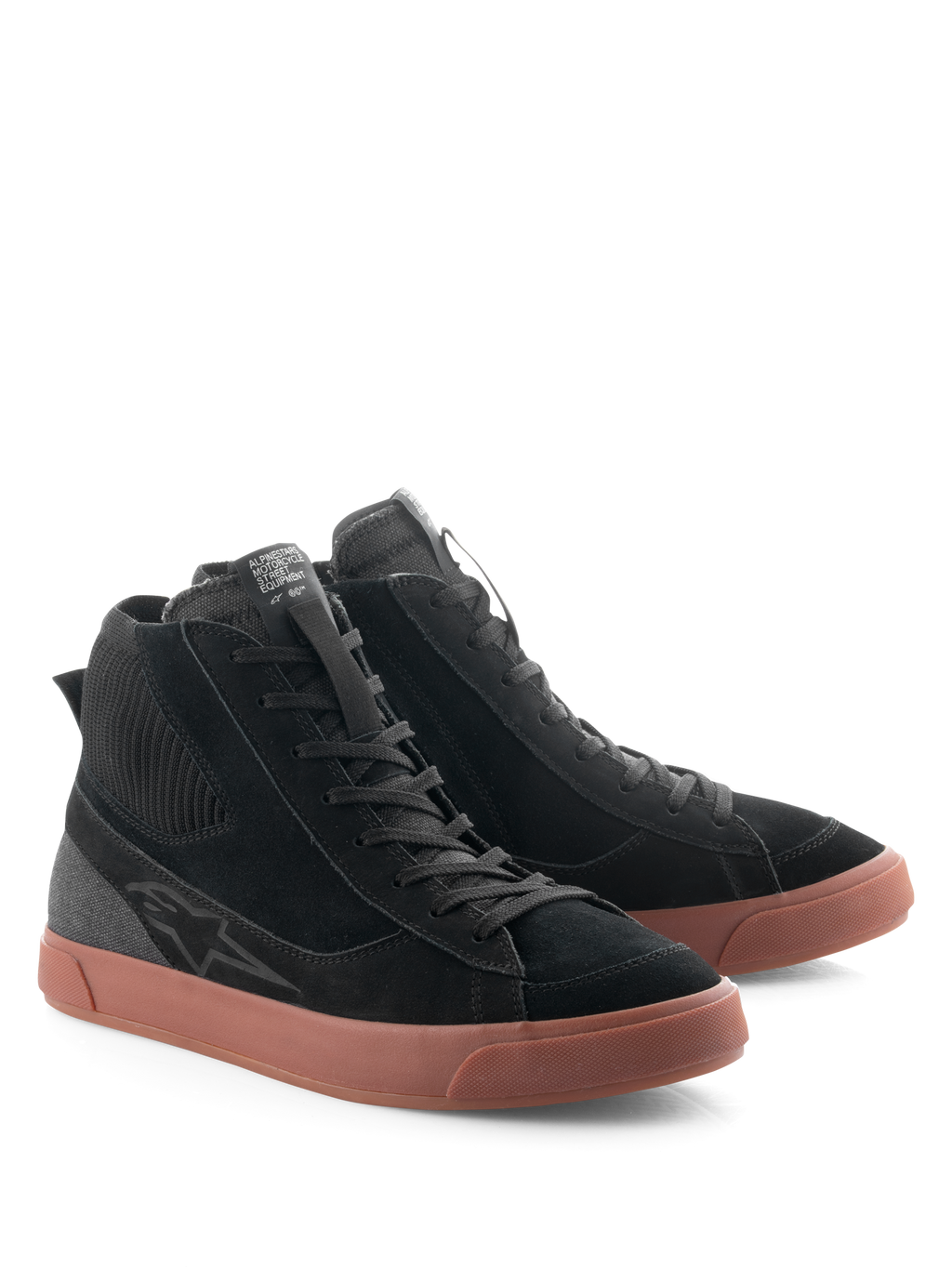 Alpinestars Stated Shoes, sapatos de motociclismo urbanos, pretos e castanhos, silhueta de cano alto com parte superior em camurça preta e lona, sola de borracha vulcanizada castanha, design retro inspirado no skate para uso urbano e em estrada