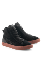 Alpinestars Stated Shoes, sapatos de motociclismo urbanos, pretos e castanhos, silhueta de cano alto com parte superior em camurça preta e lona, sola de borracha vulcanizada castanha, design retro inspirado no skate para uso urbano e em estrada