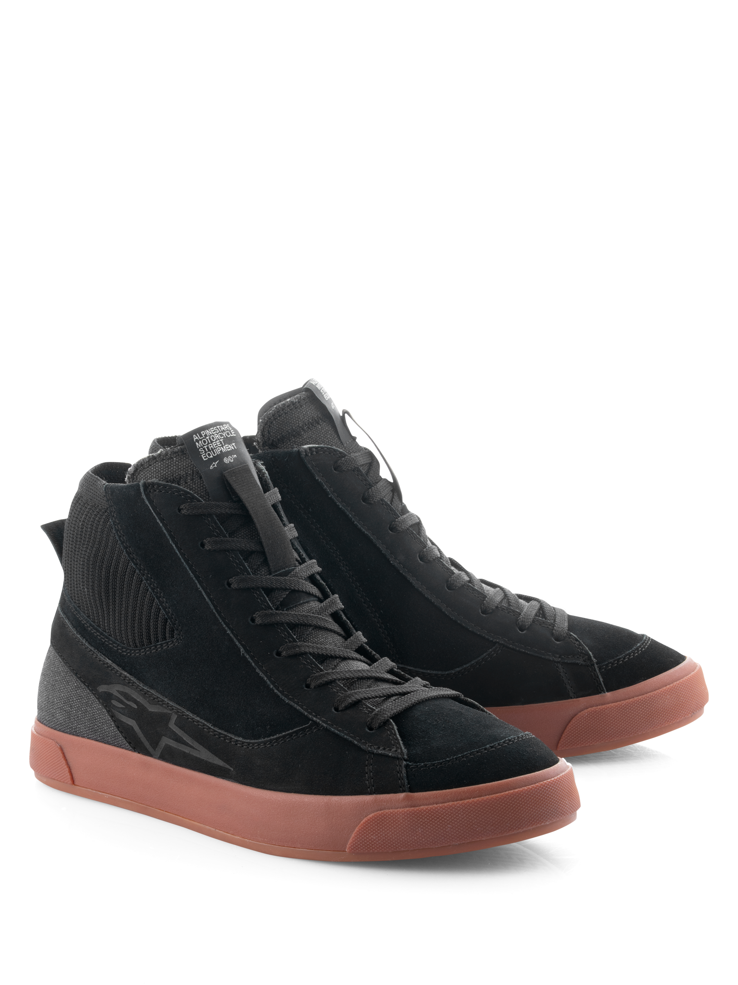 Alpinestars Stated Shoes, sapatos de motociclismo urbanos, pretos e castanhos, silhueta de cano alto com parte superior em camurça preta e lona, sola de borracha vulcanizada castanha, design retro inspirado no skate para uso urbano e em estrada