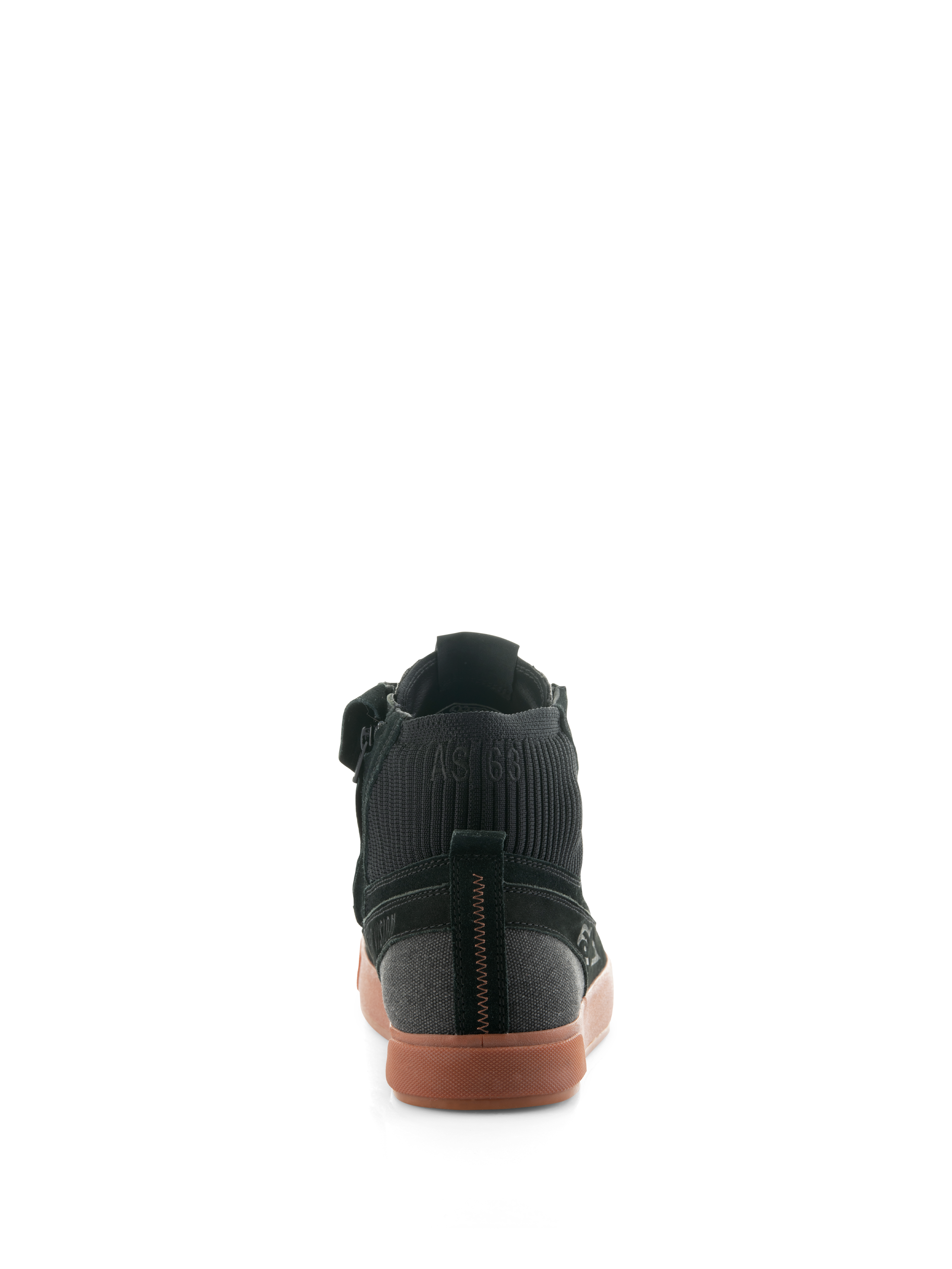Alpinestars Stated Shoes, sapatos de motociclismo urbanos Black Gum, vista traseira destacando a sola vulcanizada cor de goma, parte superior em camurça preta e lona e colarinho do tornozelo em malha canelada
