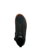 Alpinestars Stated Shoes, vista superior de sapatos de motociclismo urbanos, parte superior em camurça preta com sola vulcanizada cor de mel, design minimalista inspirado no skate, atacadores clássicos e estilo de sapatilha de rua