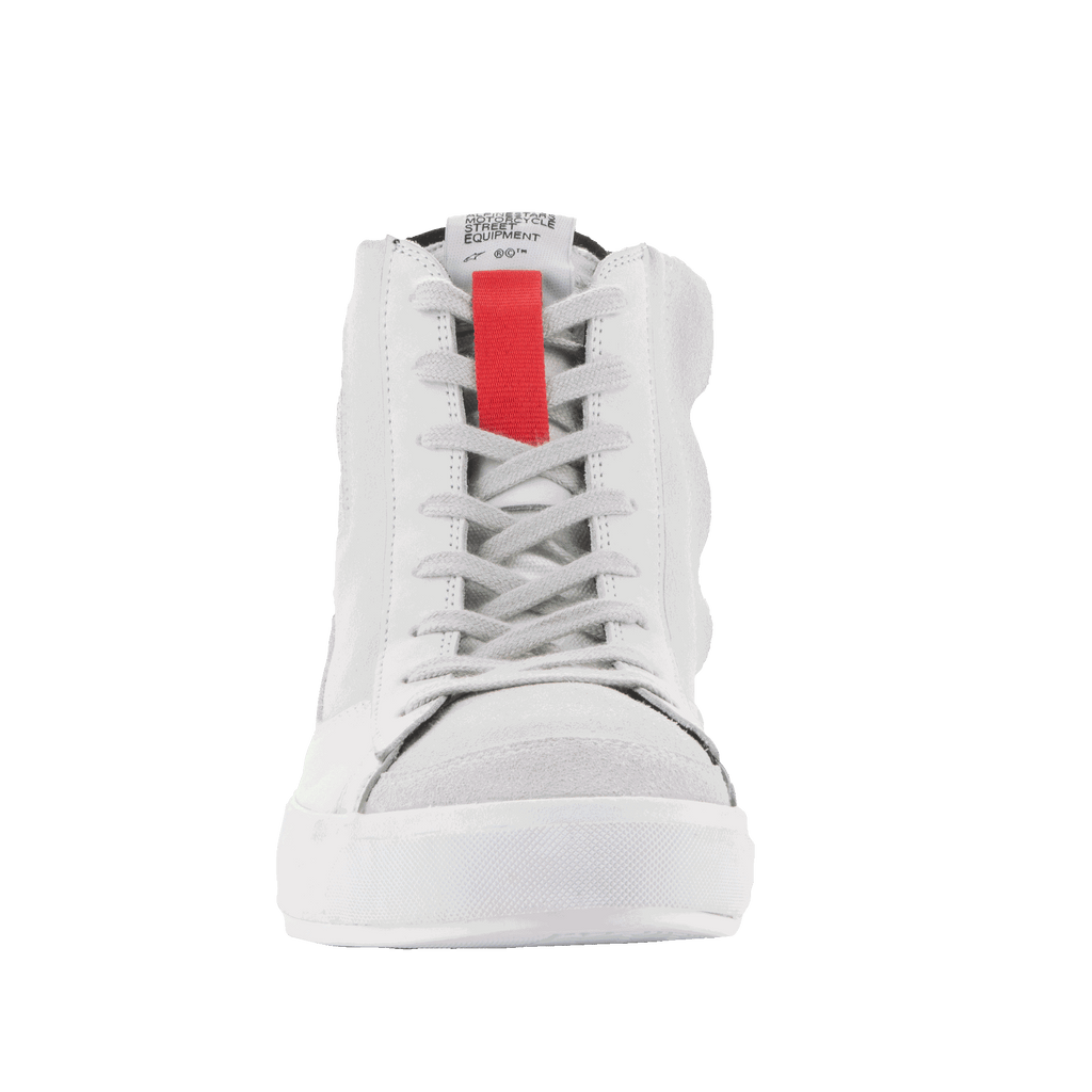 Alpinestars Stated Shoes, sapatos de pilotagem urbana, branco e cinzento, vista frontal de sapatilha de cano alto, com um detalhe vermelho proeminente na língua, atacadores cinzentos e sola vulcanizada branca, design minimalista inspirado no skate