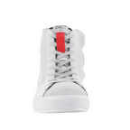 Alpinestars Stated Shoes, sapatos de pilotagem urbana, branco e cinzento, vista frontal de sapatilha de cano alto, com um detalhe vermelho proeminente na língua, atacadores cinzentos e sola vulcanizada branca, design minimalista inspirado no skate