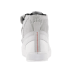 Alpinestars Stated Shoes, sapatos de motociclismo, Branco Cool Gray, vista traseira com costura vermelha em zig-zag no calcanhar, colarinho do tornozelo em malha tricotada e sola vulcanizada branca, design de sapatilha urbana