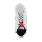 Alpinestars Stated Shoes, sapatos de condução urbana, branco e cinza cool, vista superior mostrando a biqueira em camurça e o fecho clássico de atacadores, com um detalhe vermelho na língua, design de sapatilha de motociclismo retro inspirado no skate