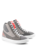 Alpinestars Stated Shoes, sapatos de motociclismo urbanos, Cinza Claro Vermelho Fluo Branco, design de sapatilha de rua retro com sola vulcanizada branca, painéis em camurça e lona, com detalhes em vermelho fluo na língua e no logótipo lateral