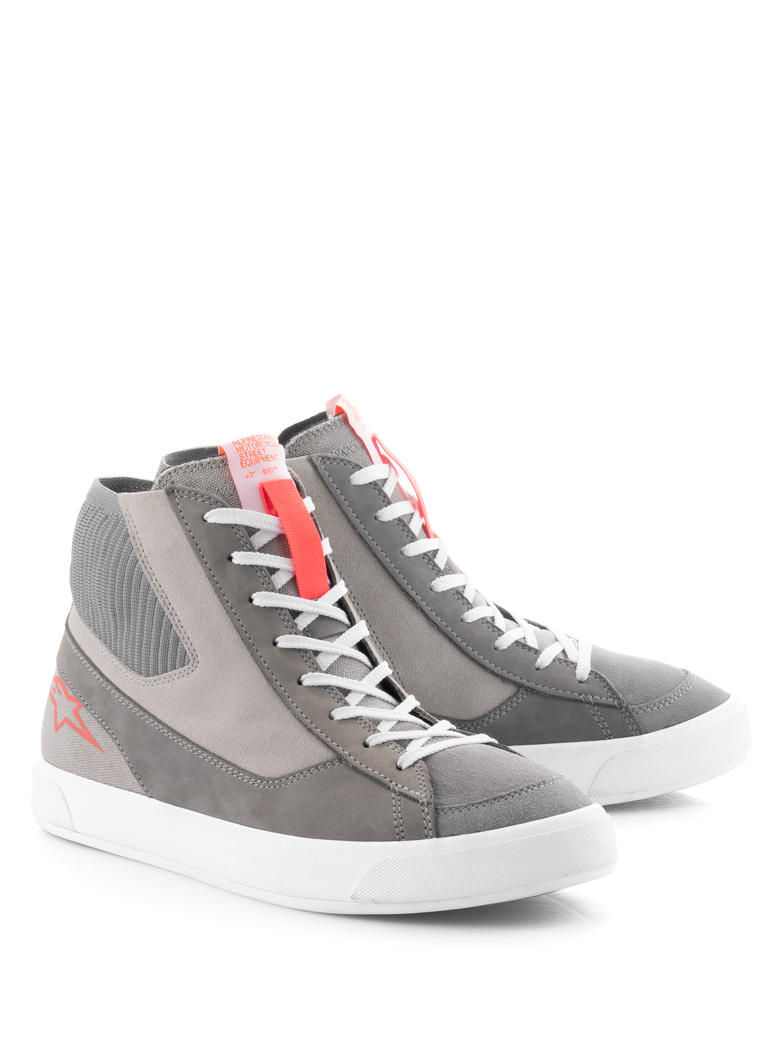 Alpinestars Stated Shoes, sapatos de motociclismo urbanos, Cinza Claro Vermelho Fluo Branco, design de sapatilha de rua retro com sola vulcanizada branca, painéis em camurça e lona, com detalhes em vermelho fluo na língua e no logótipo lateral