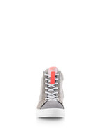 Alpinestars Stated Shoes, sapatos de motociclismo, cinzento claro, vermelho fluo e branco, vista frontal com atacadores brancos, aba da língua em vermelho fluo e sola vulcanizada branca, estilo sneaker de rua retro