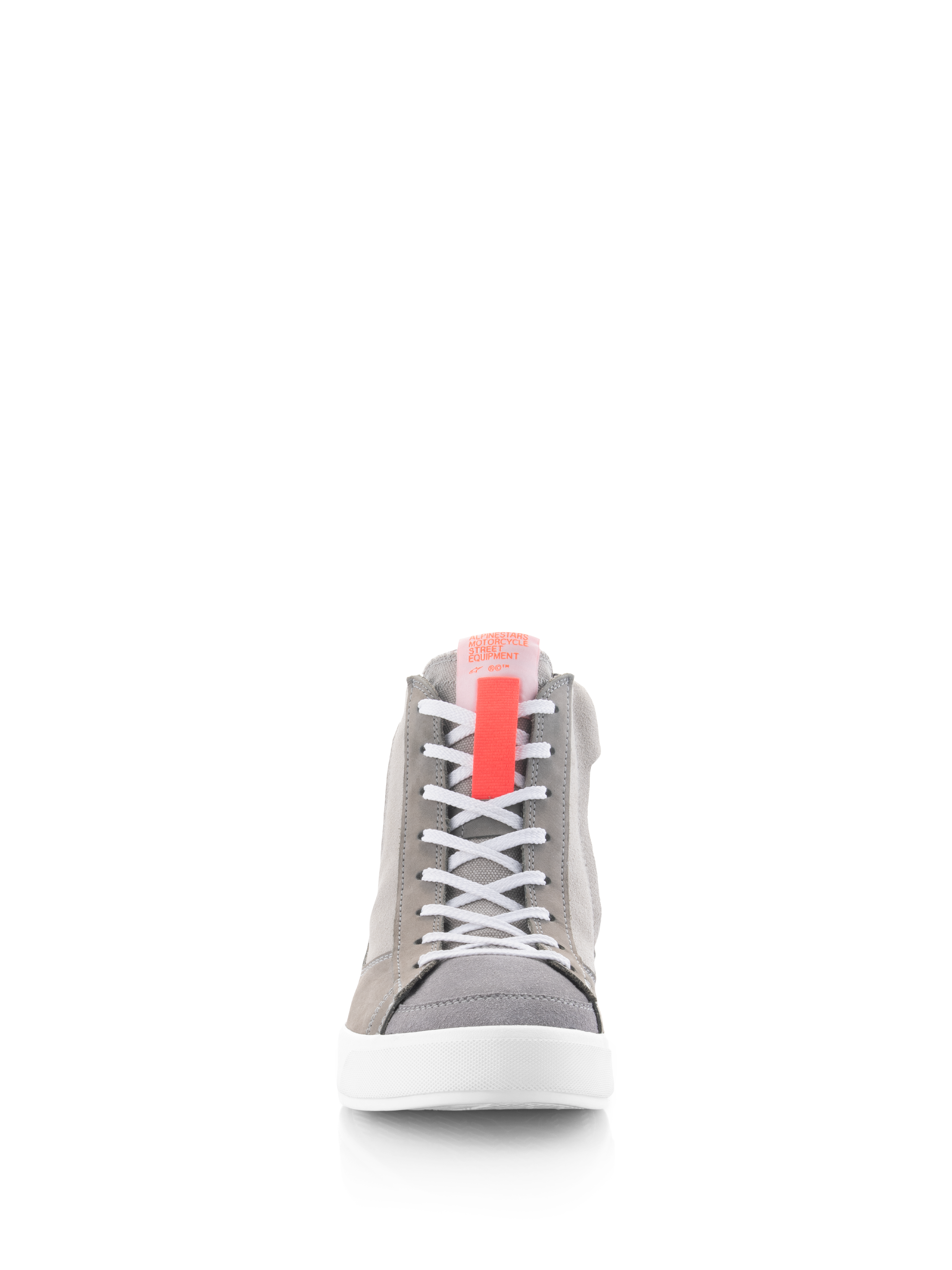 Alpinestars Stated Shoes, sapatos de motociclismo, cinzento claro, vermelho fluo e branco, vista frontal com atacadores brancos, aba da língua em vermelho fluo e sola vulcanizada branca, estilo sneaker de rua retro