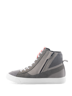 Alpinestars Stated Shoes, sapatos de motociclismo urbano em Cinzento Claro Vermelho Fluo Branco, design de sapatilha retro de cano alto com parte superior em camurça cinzenta e lona, fecho lateral e sola vulcanizada branca