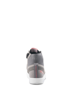 Alpinestars Stated Shoes, sapatos de condução urbana, cinzento claro, vermelho fluo e branco, vista traseira mostrando a gola do tornozelo em malha canelada com marcação 'AS 63', sola vulcanizada branca e logótipo vermelho no calcanhar com pormenor pespontado