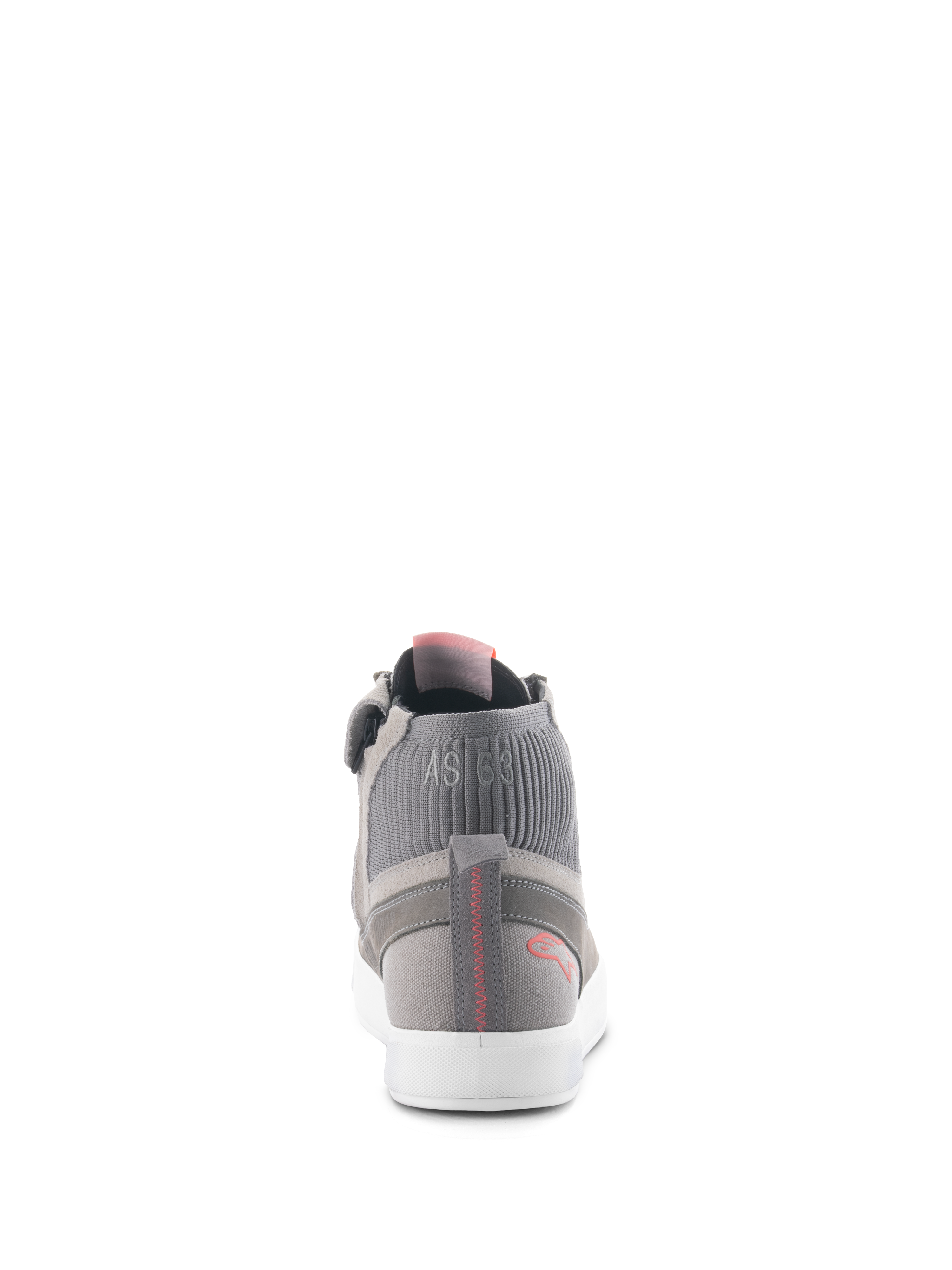 Alpinestars Stated Shoes, sapatos de condução urbana, cinzento claro, vermelho fluo e branco, vista traseira mostrando a gola do tornozelo em malha canelada com marcação 'AS 63', sola vulcanizada branca e logótipo vermelho no calcanhar com pormenor pespontado