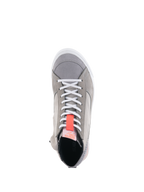 Alpinestars Stated Shoes, ténis de motociclismo cinzento claro, vista superior com atacadores brancos e uma presilha vermelha fluorescente vibrante, estilo urbano com materiais em camurça e nubuck, rebordo da sola vulcanizada branca