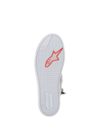 Sapatos Alpinestars Stated, sapatos de motociclismo urbano, cinzento claro e branco, vista inferior da sola de borracha vulcanizada com um logótipo de estrela em vermelho fluo, padrão de rasto em espinha para aderência, marcação TPF e logótipo Alpinestars no calcanhar