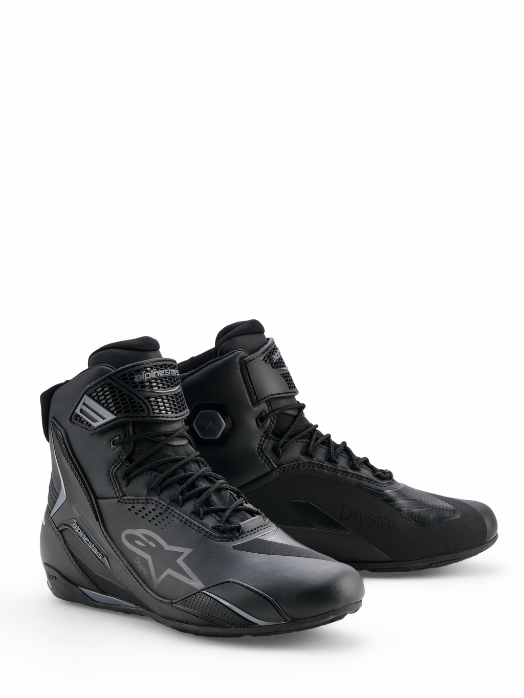Sapatos Alpinestars Faster-4 Drystar®, sapatos de motociclismo em Black Cool Gray, design de cano alto com fecho de atacadores e correia de tornozelo ajustável, com o icónico logótipo da estrela e a marca Drystar, calçado desportivo durável e impermeável