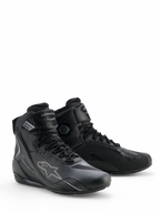 Sapatos Alpinestars Faster-4 Drystar®, sapatos de motociclismo em Black Cool Gray, design de cano alto com fecho de atacadores e correia de tornozelo ajustável, com o icónico logótipo da estrela e a marca Drystar, calçado desportivo durável e impermeável