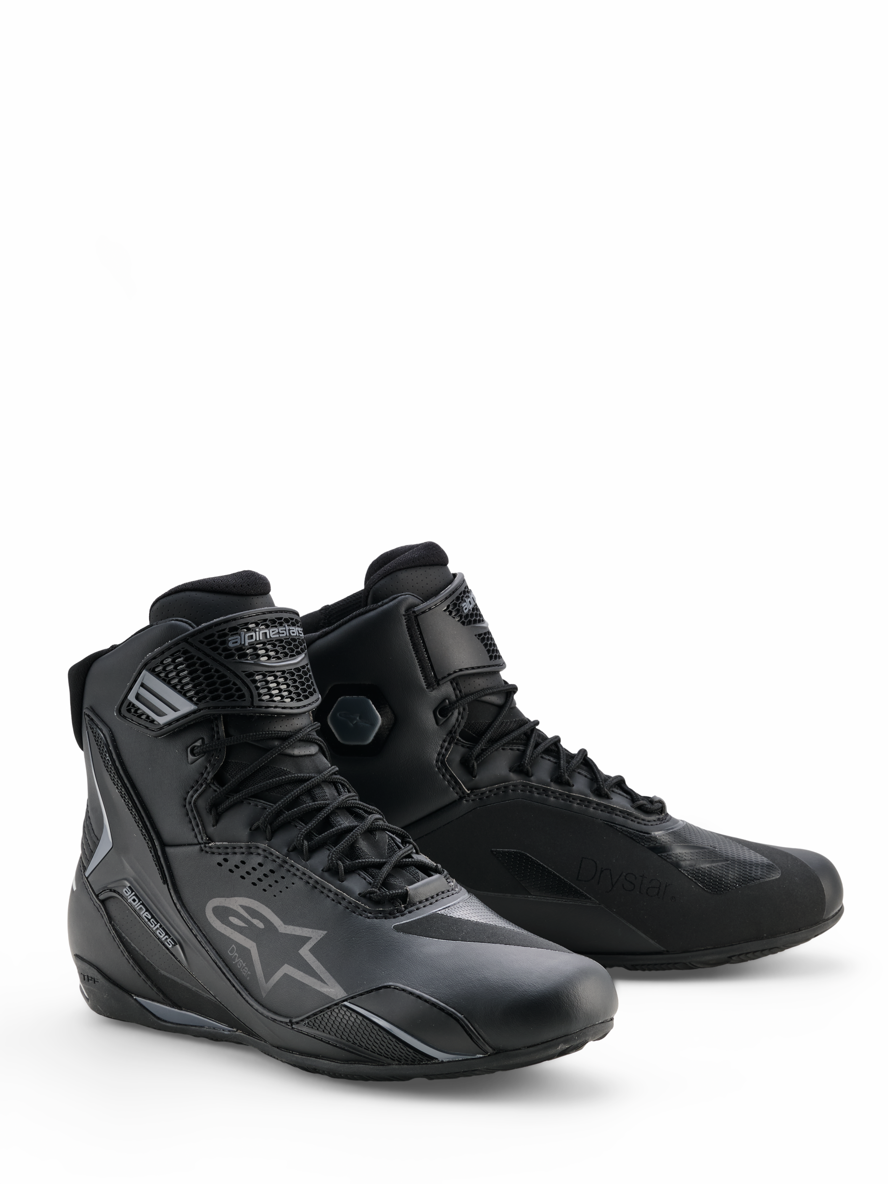 Sapatos Alpinestars Faster-4 Drystar®, sapatos de motociclismo em Black Cool Gray, design de cano alto com fecho de atacadores e correia de tornozelo ajustável, com o icónico logótipo da estrela e a marca Drystar, calçado desportivo durável e impermeável