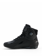 Sapatos Alpinestars Faster-4 Drystar®, sapatos de motociclismo, pretos e cinzentos, vista de perfil lateral com construção em microfibra sem costuras, marca Drystar impermeável, fecho de atacadores com correia no tornozelo e estrutura de proteção integrada no tornozelo.