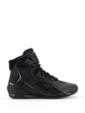 Sapatos Alpinestars Faster-4 Drystar®, sapatos de motociclismo em preto e cinzento, design de cano alto com atacadores e tira de velcro no tornozelo, com marcação Drystar impermeável e logótipo de estrela Alpinestars, perfil desportivo para estrada