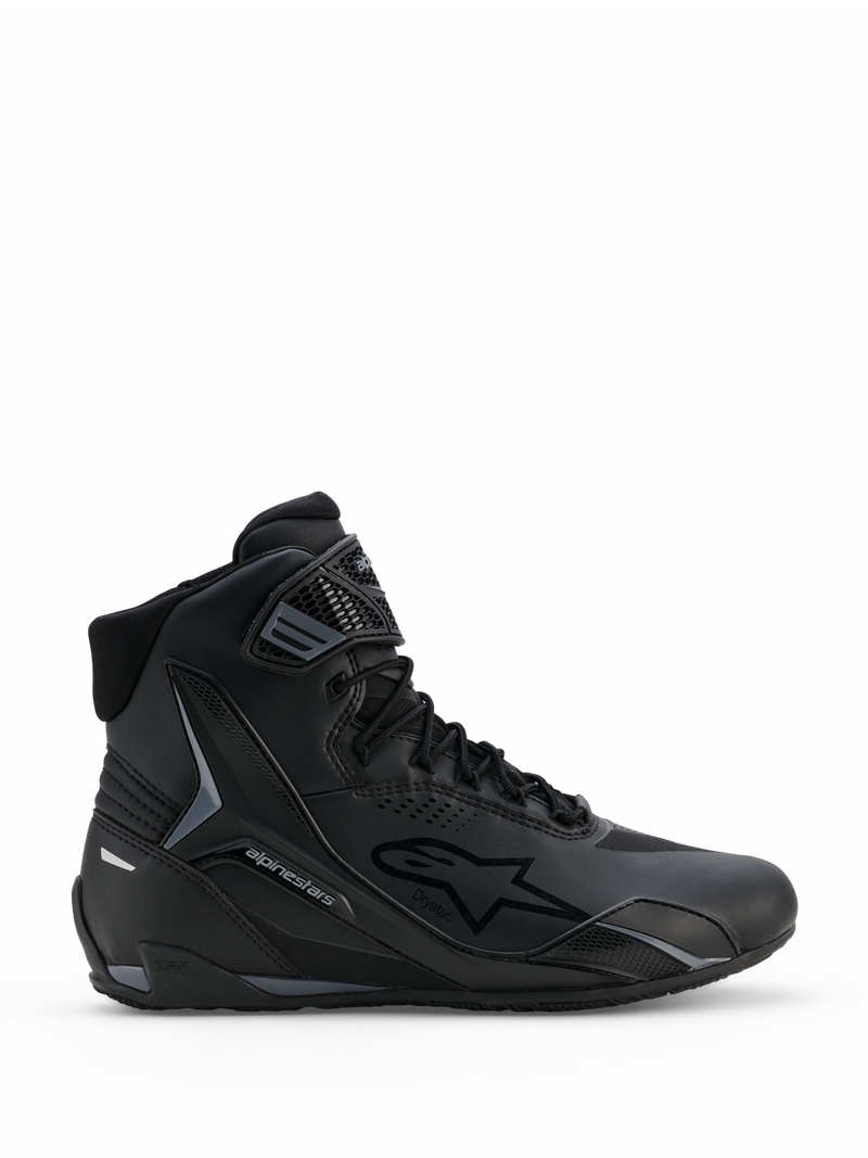 Sapatos Alpinestars Faster-4 Drystar®, sapatos de motociclismo em preto e cinzento, design de cano alto com atacadores e tira de velcro no tornozelo, com marcação Drystar impermeável e logótipo de estrela Alpinestars, perfil desportivo para estrada