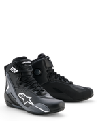 Sapatos Alpinestars Faster-4 Drystar®, sapatos de motociclismo, preto, cinzento e branco, design elegante com logótipo Astars branco, fecho com atacadores e tira de gancho e laço no tornozelo, tecnologia Drystar® impermeável e painéis reforçados para proteção em condução desportiva.