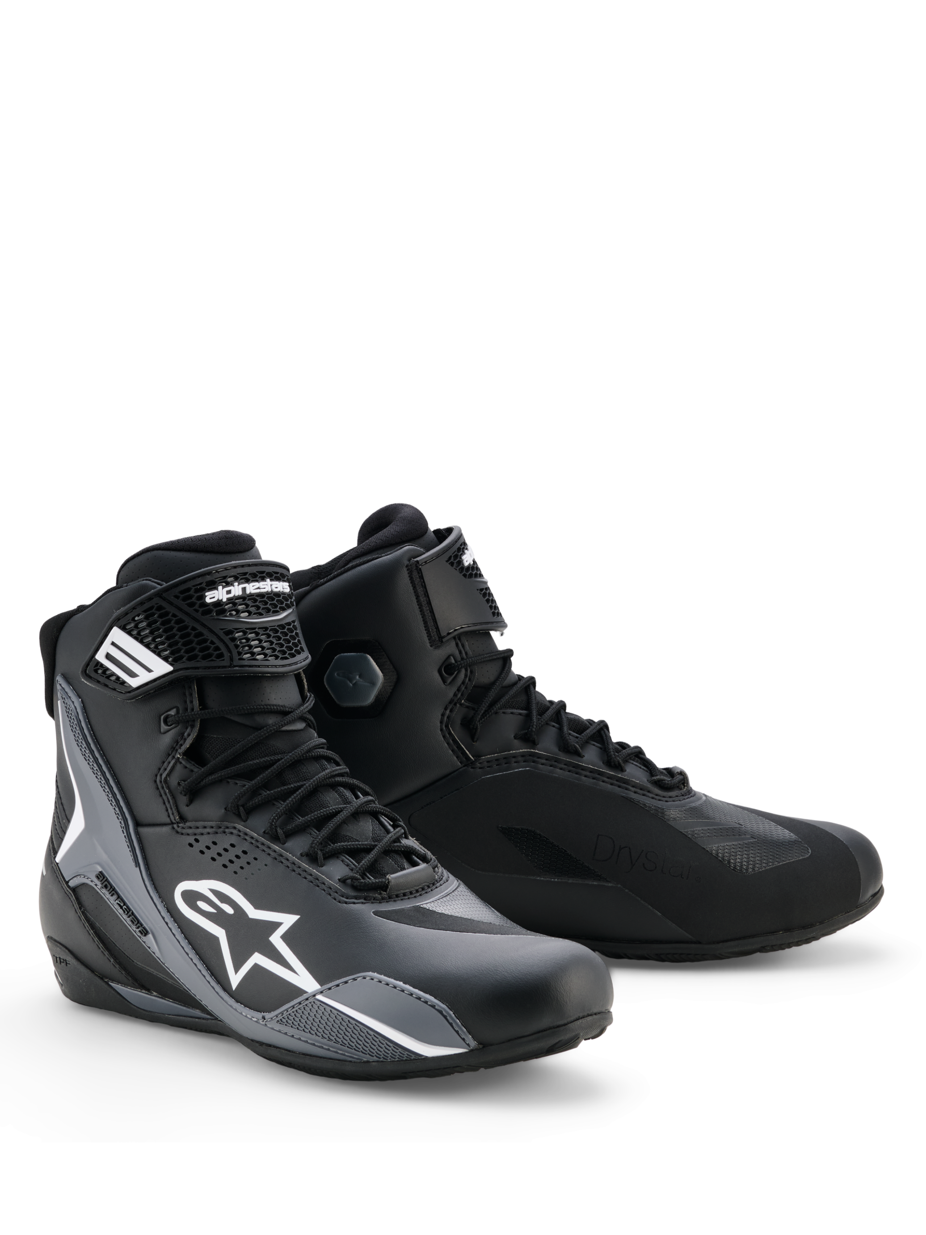 Sapatos Alpinestars Faster-4 Drystar®, sapatos de motociclismo, preto, cinzento e branco, design elegante com logótipo Astars branco, fecho com atacadores e tira de gancho e laço no tornozelo, tecnologia Drystar® impermeável e painéis reforçados para proteção em condução desportiva.