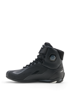 Sapatos Alpinestars Faster-4 Drystar®, sapatos de motociclismo, preto, cinzento cool e branco, vista de perfil lateral com construção impermeável, fecho de atacadores com tira de gancho e laço e proteção de tornozelo integrada.