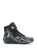 Sapatos Alpinestars Faster-4 Drystar, sapatos de motociclismo, preto, cinzento cool e branco, vista de perfil lateral com logótipo Astars branco, design de cano alto com painéis de proteção reforçados, fecho de atacadores com tira no tornozelo, estilo desportivo moderno