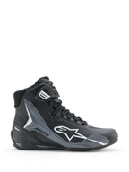 Sapatos Alpinestars Faster-4 Drystar, sapatos de motociclismo, preto, cinzento cool e branco, vista de perfil lateral com logótipo Astars branco, design de cano alto com painéis de proteção reforçados, fecho de atacadores com tira no tornozelo, estilo desportivo moderno