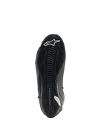 Sapatos Alpinestars Faster-4 Drystar, sapatos de motociclismo, pretos, vista da sola mostrando a sola exterior de borracha reforçada com aderência texturizada, logótipo de estrela branca na biqueira e marca Alpinestars, concebidos para estabilidade e aderência aos poisa-pés