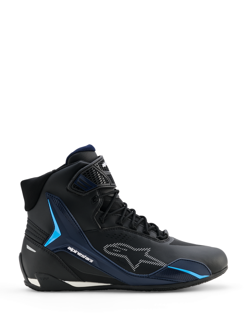 Sapatos Alpinestars Faster-4 Drystar, sapatos de motociclismo, Black Night Navy Cyan, vista lateral com design de sapatilha de cano alto, painéis de suporte em TPU ciano, logótipo Alpinestars tracejado a branco e fecho de atacadores com tira no tornozelo texturizada.