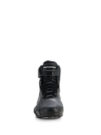 Sapatos Alpinestars Stella Faster-4 Drystar® para Mulher, sapatos de motociclismo, pretos com detalhes prateados, vista frontal exibindo o fecho por atacadores e a tira de tornozelo com velcro e marca, design impermeável elegante para condução desportiva e em estrada.