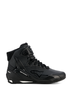 Alpinestars Stella Faster-4 Drystar, sapatos de motociclismo para mulher, pretos e prateados, design de cano alto, fecho de atacadores com tira de gancho e laço no tornozelo, parte superior em microfibra sem costuras, tecnologia impermeável, detalhes brancos na sola e no calcanhar
